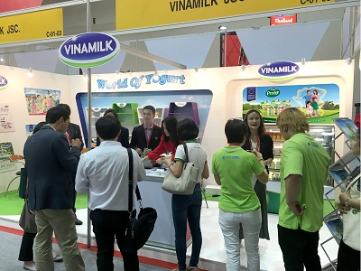 Gian hàng sữa chua với chủ đề